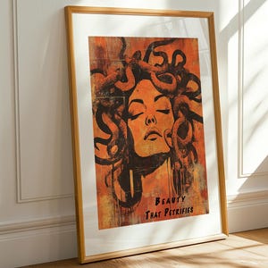 K&ouml;nnte beinhalten: Ein digitaler Kunstdruck von Medusa, einer mythischen griechischen Figur mit Schlangenhaaren, im Grunge-Stil. Der Druck ist in Orange- und Schwarzt&ouml;nen gehalten und tr&auml;gt den Text "Beauty That Petrifies".