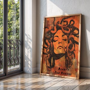 K&ouml;nnte beinhalten: Ein digitaler Kunstdruck mit einer Frau, die Schlangen als Haare hat. Der Hintergrund ist orange und das Gesicht der Frau ist schwarz. Der Text "BEAUTY THAT PETRIFIES" befindet sich am unteren Rand des Drucks.