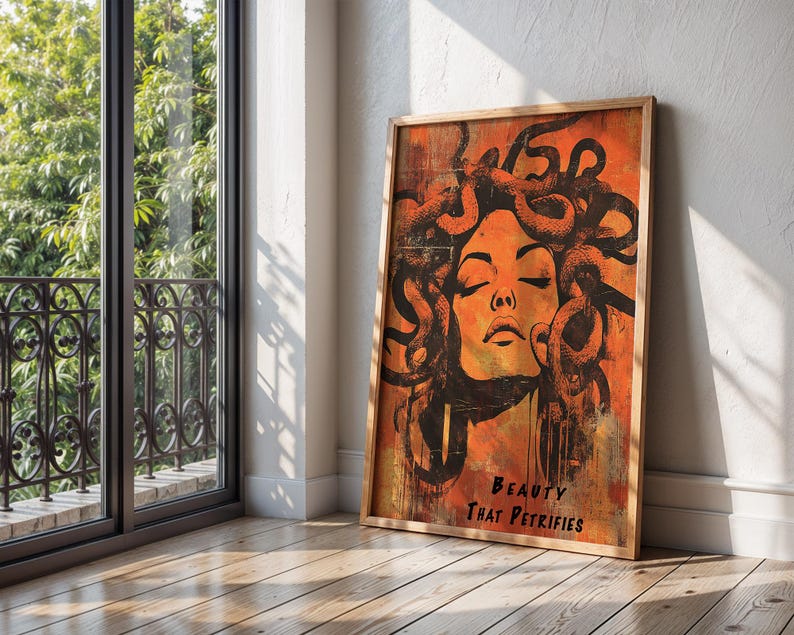 K&ouml;nnte beinhalten: Ein digitaler Kunstdruck mit einer Frau, die Schlangen als Haare hat. Der Hintergrund ist orange und das Gesicht der Frau ist schwarz. Der Text "BEAUTY THAT PETRIFIES" befindet sich am unteren Rand des Drucks.
