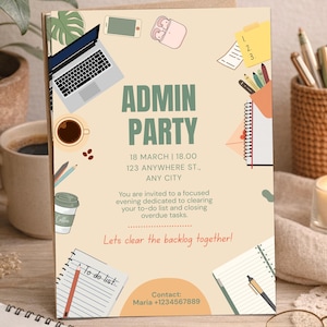 Może przedstawiać: Zaproszenie na Admin Party, z beżowym tłem i ilustracjami artykułów biurowych, laptopa i filiżanki kawy. Tekst brzmi "ADMIN PARTY" z datą, godziną i szczegółami lokalizacji. Zaproszenie zachęca uczestników do uporządkowania list zadań.