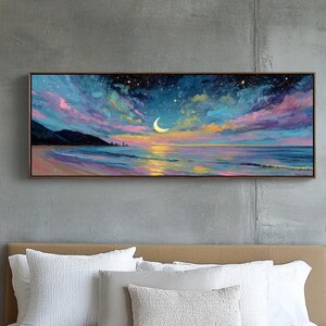 以下が含まれることがあります： 長方形の額縁に入った絵画は、夕暮れ時の穏やかなビーチの風景を描いています。空は青、ピンク、紫の混合色で、三日月と星があります。海はカラフルな空を映し、暗い山脈が見えます。