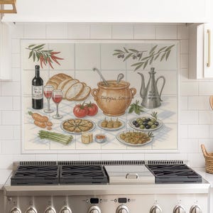 Könnte beinhalten: Eine Küchenrückwand mit einer Aquarellillustration der italienischen Küche. Das Kunstwerk zeigt eine Weinflasche, Brot, Tomaten, Oliven und einen Suppentopf mit der Aufschrift "Zuppa Toscana."
