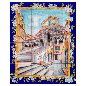 Peut inclure: Une peinture murale décorative sur carreaux de céramique représentant une place de ville européenne avec une église, des bâtiments et un escalier. L'œuvre est encadrée d'une bordure bleue ornée de fleurs blanches et de feuilles vertes. La palette de couleurs comprend des bleus, des jaunes et des oranges.