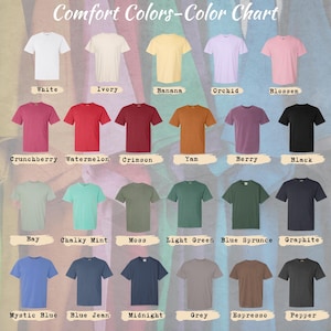 Puede incluir: Una carta de colores de camisetas Comfort Colors en varios tonos, incluyendo blanco, marfil, pl&aacute;tano, orqu&iacute;dea y blossom. Otros colores incluyen crunchberry, sand&iacute;a, carmes&iacute;, &ntilde;ame, baya y negro. Colores adicionales son bay, menta tiza, musgo, verde claro, abeto azul, grafito, azul m&iacute;stico, azul vaquero, medianoche, gris, espresso y pimienta.