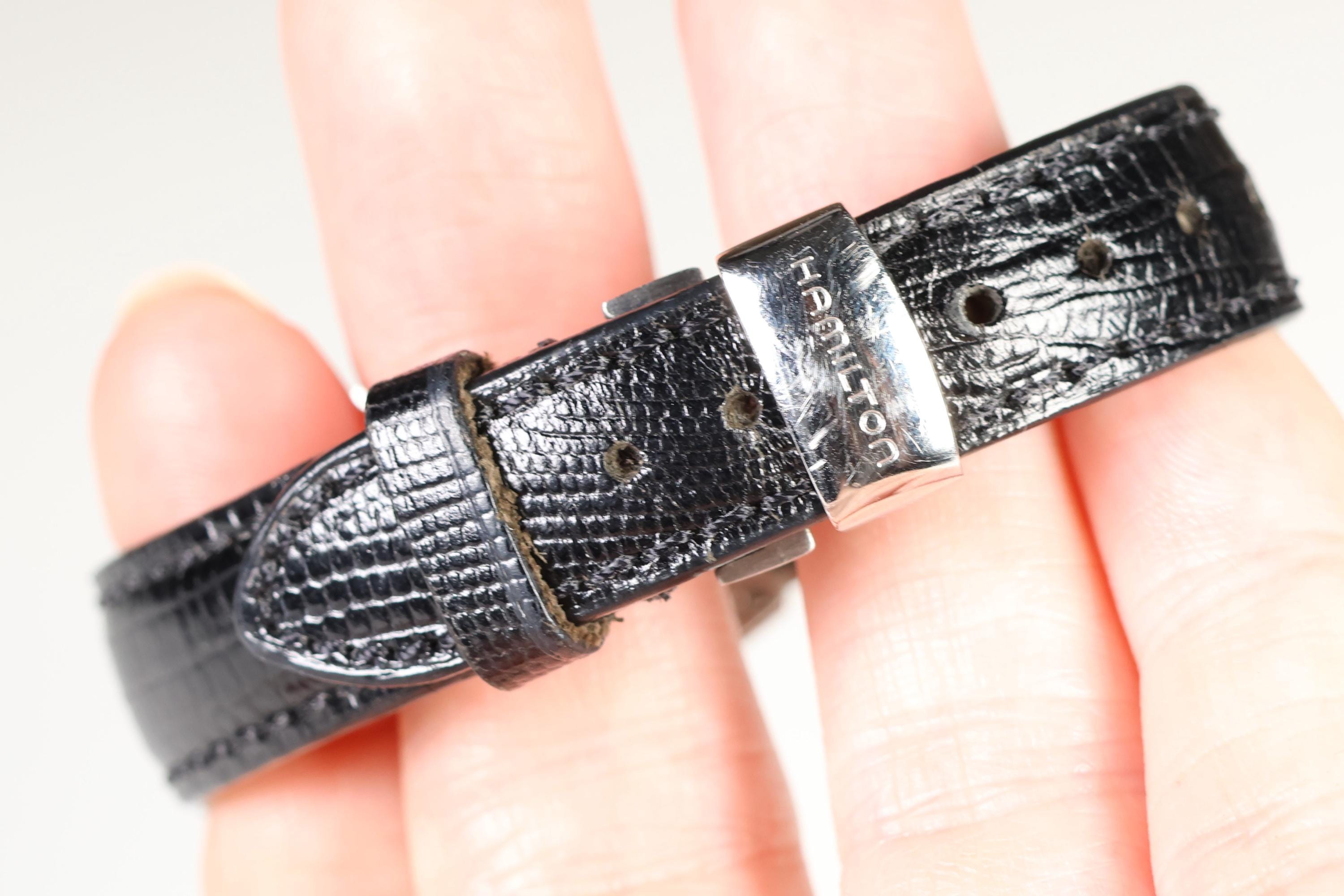 HAMILTON　VENTURA QUARTZ 24mm×36mm Ventura Quartz - Dial color:Black - H24101731 | Hamilton Watch