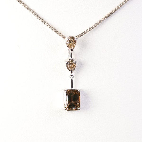 Colgante de oro blanco de 18k con diamante marrón y diamantes de 1,29 ct., 1 gramo de piedras preciosas.