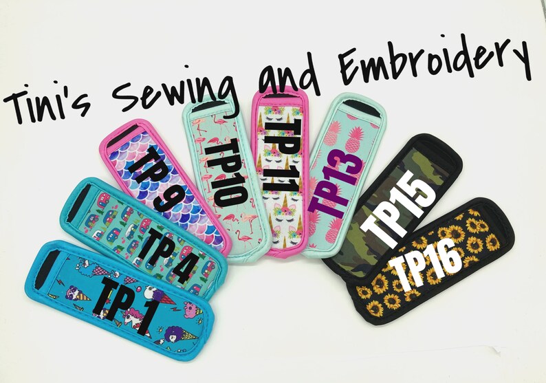 Puede incluir: Una colecci&oacute;n de coloridos aislantes para bebidas con varios dise&ntilde;os, incluyendo flamencos, pi&ntilde;as y unicornios. Cada aislante tiene un borde negro y una etiqueta de texto blanca con un n&uacute;mero TP. El texto "Tini's Sewing and Embroidery" est&aacute; escrito en la parte superior.