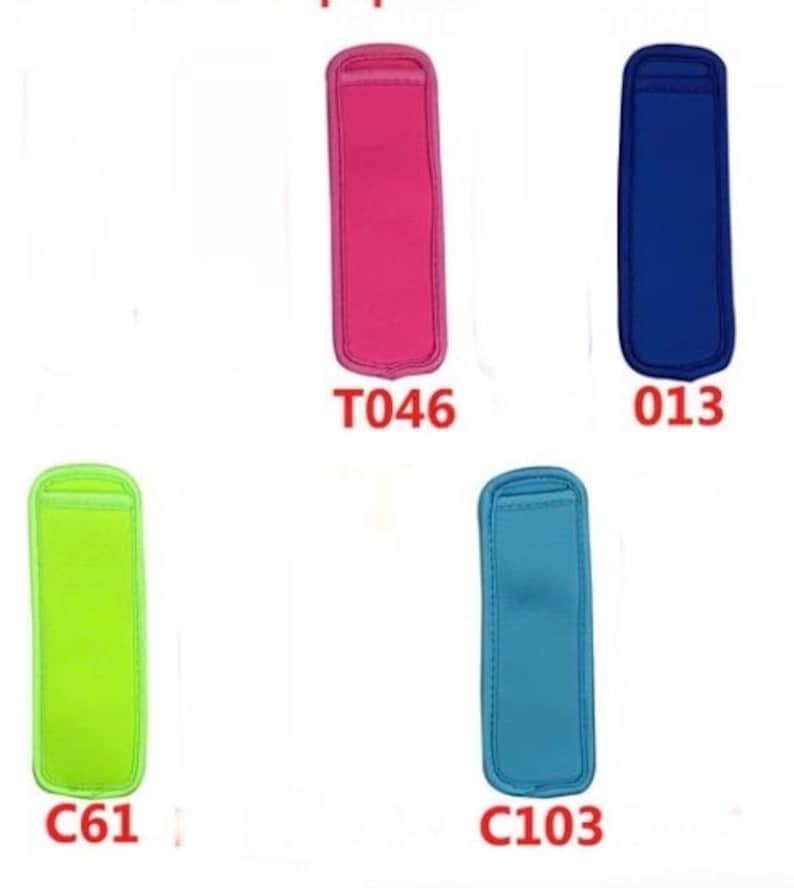 Puede incluir: Una variedad de fundas de paletas de colores rosa, azul, verde y azul claro. Cada funda tiene forma rectangular con un borde cosido y un asa superior. Las fundas est&aacute;n etiquetadas con c&oacute;digos alfanum&eacute;ricos: T046, 013, C61 y C103.
