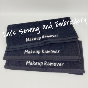 Może przedstawiać: Trzy czarne chusteczki do demakijażu z białym haftem, na kt&oacute;rym widnieje napis "Tini's Sewing and Embroidery" i "Makeup Remover".