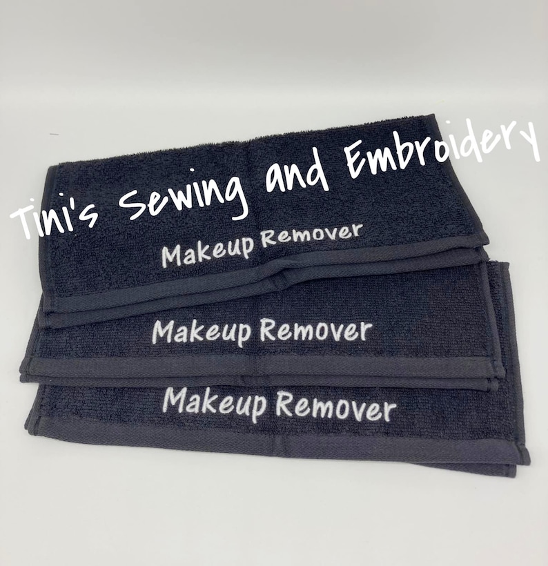 Może przedstawiać: Trzy czarne chusteczki do demakijażu z białym haftem, na kt&oacute;rym widnieje napis "Tini's Sewing and Embroidery" i "Makeup Remover".