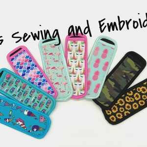 Puede incluir: Una colecci&oacute;n de aislantes para bebidas con dise&ntilde;os coloridos, incluyendo flamencos, pi&ntilde;as y camuflaje. El texto "Tini's Sewing and Embroidery" est&aacute; escrito en negro en la parte superior.