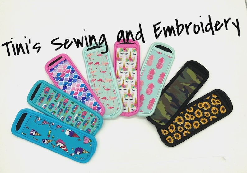 Puede incluir: Una colecci&oacute;n de aislantes para bebidas con dise&ntilde;os coloridos, incluyendo flamencos, pi&ntilde;as y camuflaje. El texto "Tini's Sewing and Embroidery" est&aacute; escrito en negro en la parte superior.