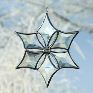 Adorno de copo de nieve de vitral 3D - Arte abstracto de vidrio multifacético - Obra original - Atrapasol navideño - Hecho a mano en Canadá