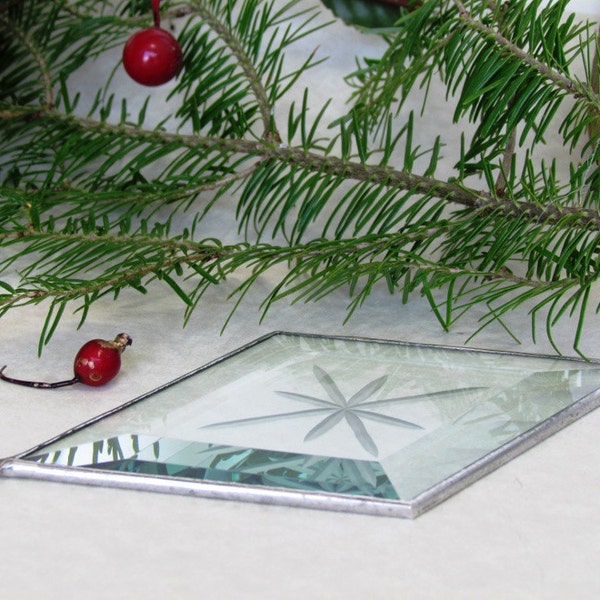 Ornement en verre biseauté clair en forme de diamant Suncatcher avec étoile gravée à huit branches et ligne d’argent