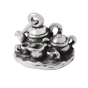 Op de afbeelding: Een zilveren bedel met een theepot en vier kopjes op een dienblad. De bedel is gedetailleerd en ingewikkeld, met een realistisch ontwerp.