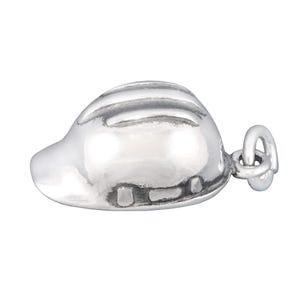 Può includere: Un ciondolo color argento a forma di casco da cantiere. Il ciondolo a forma di casco ha una tesa curva e un anello per attaccarlo a un braccialetto o a una collana. Il ciondolo è realizzato in materiale metallico lucido.