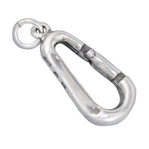 Peut inclure: Un charm en forme de mousqueton de couleur argentée, avec une gâchette à ressort et une petite boucle en haut. Le charm est en métal brillant et a une surface lisse. Le mousqueton est un objet courant pour attacher des objets.
