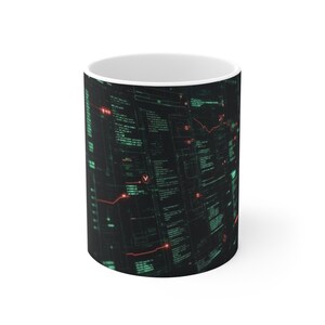 Op de afbeelding: Witte keramische koffiemok met een rondom ontwerp met een donkergroen en zwart datastroompatroon met rode accenten. De mok heeft een glanzende afwerking en een wit interieur.
