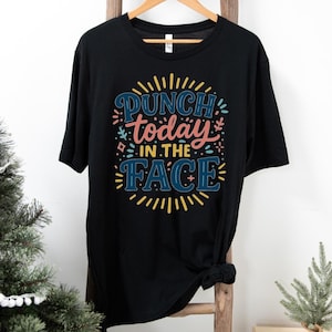 Maglietta "Pugni in faccia oggi": una maglietta audace per il lavoro o per il caos della vita
