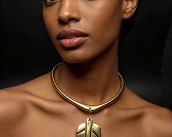 Collar de latón con diseño de hojas de miel