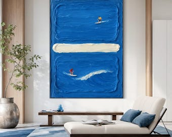 Puede incluir: Gran pintura abstracta con fondo azul texturizado, que representa a dos surfistas. Uno lleva amarillo, el otro rojo. Se ve una ola blanca. La obra de arte se exhibe en un salón moderno.