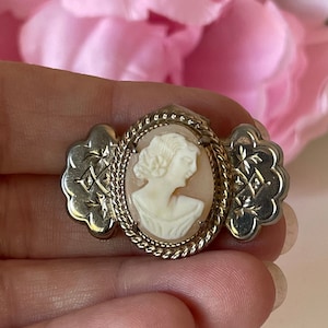 Vintage Cameo Brooch
