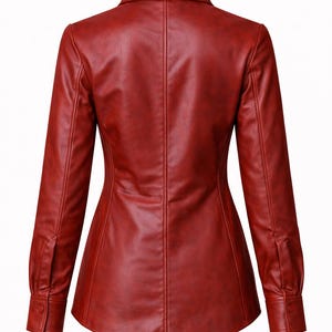 Puede incluir: Camisa de cuero roja con cuello y mangas largas. La camisa tiene un corte entallado, pu&ntilde;os abotonados y costuras verticales para una apariencia estructurada. La vista trasera muestra el dise&ntilde;o y los detalles.