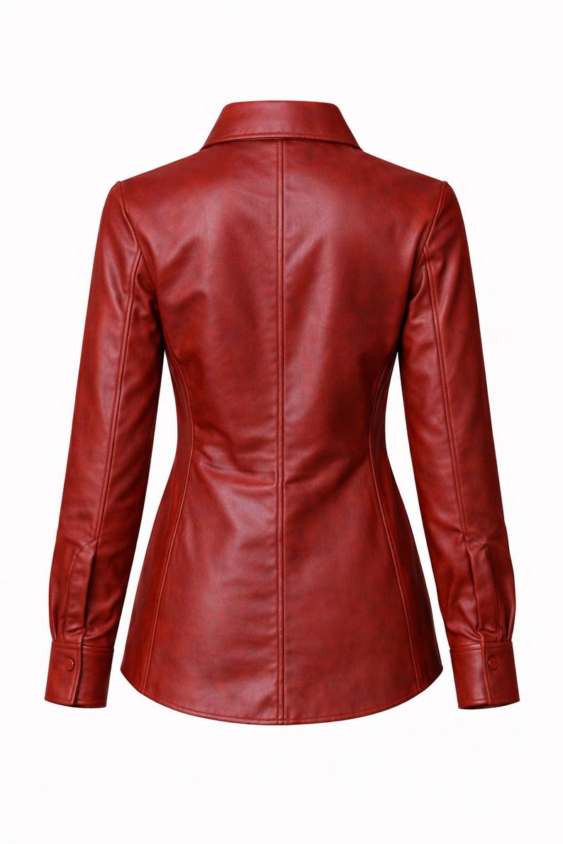 Puede incluir: Camisa de cuero roja con cuello y mangas largas. La camisa tiene un corte entallado, pu&ntilde;os abotonados y costuras verticales para una apariencia estructurada. La vista trasera muestra el dise&ntilde;o y los detalles.