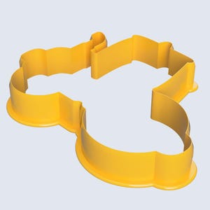 Op de afbeelding: Gele plastic koekjesvormer in de vorm van een bij. De vormer heeft een gedetailleerd ontwerp met vleugels, een lichaam en een angel.