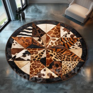 Könnte beinhalten: Eine weiße Keramik-Tasse mit schwarzem Henkel und dem Text "But First, Coffee" in schwarzer, handschriftlicher Schrift. Die Tasse steht auf einer weißen Oberfläche.