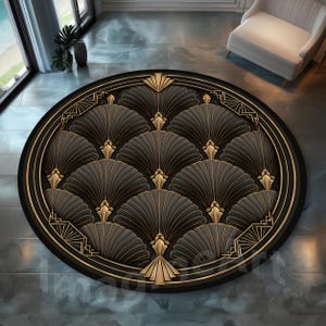 Può includere: Un tappeto circolare caratterizzato da un motivo ripetuto a forma di ventaglio in tonalità grigio scuro e nero, accentuato da linee color oro e bordi geometrici. Il design è composto da motivi a ventaglio simmetrici e sovrapposti.