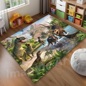 Puede incluir: Una alfombra rectangular que representa una escena prehistórica con dinosaurios. La alfombra presenta un paisaje detallado con exuberante vegetación, agua y varios dinosaurios en tonos verdes, marrones y beige.