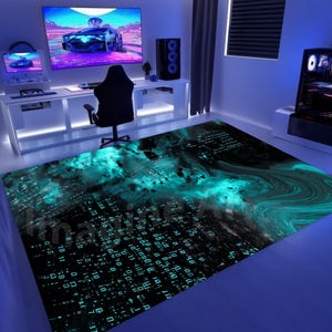 Könnte beinhalten: Ein Gaming-Raum mit einem Teppich mit digitalem Design in Türkis und Schwarz. Der Raum umfasst einen weißen Schreibtisch mit Computer, einen schwarzen Stuhl und einen großen Monitor mit einer Autografik.