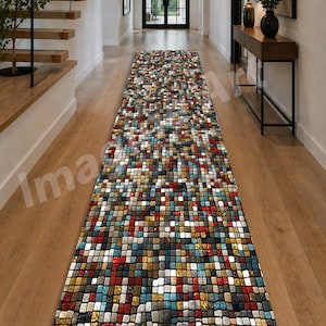 Könnte beinhalten: Ein langer, rechteckiger Flurläufer mit einem Mosaikfliesen-Design. Der Teppich weist ein Muster aus kleinen, quadratischen Fliesen in verschiedenen Farben auf, darunter Rot, Blau, Gold und Grau. Der Teppich liegt auf einem Holzboden.