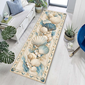Peut inclure: Un tapis de couloir rectangulaire orné d'un imprimé détaillé de divers coquillages, incluant des coquilles Saint-Jacques en éventail et des coquillages en spirale, entremêlés de motifs de corail bleu sur fond crème, avec une bordure décorative.