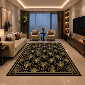 Könnte beinhalten: Ein schwarzer und goldener Teppich im Art-Deco-Stil mit einem sich wiederholenden Fächermuster. Der Teppich ist rechteckig und hat einen goldenen Rand mit geometrischen Designs. Der Teppich befindet sich in einem Wohnzimmer mit neutralfarbenen Möbeln und Dekoration.