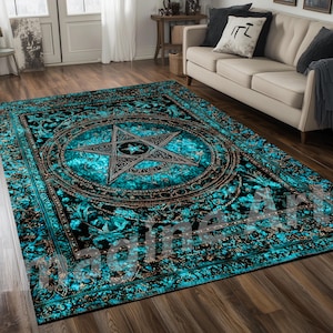Può includere: Un tappeto blu turchese e nero con un design a pentagramma dorato. Il tappeto ha un motivo vintage e ornato.