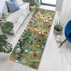 Op de afbeelding: Een rechthoekig vloerkleed met een abstract ontwerp. Het heeft een mix van groene, gouden en rode cirkelvormige patronen. Het kleed is lang en smal, geplaatst op een lichte houten vloer. Het ontwerp bevat verticale lijnen en cirkels van verschillende groottes.