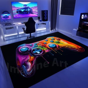 Könnte beinhalten: Ein farbenfroher, abstrakter Teppich mit einem lebendigen, übergroßen Videospiel-Controller-Design. Der Controller ist in einem Regenbogen von Farbtönen vor einem schwarzen Hintergrund dargestellt. Der Raum umfasst ein Gaming-Setup mit einem großen Monitor und Schreibtisch.
