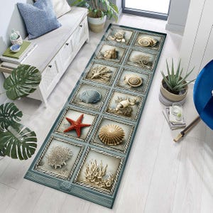 Puede incluir: Una alfombra rectangular con temática marina. La alfombra presenta una cuadrícula de imágenes enmarcadas de conchas marinas, corales y una estrella de mar roja. El borde es azul claro con un diseño de cuerda.