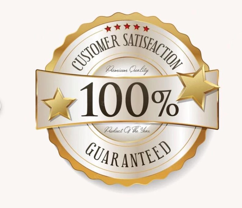 Może przedstawiać: Złota odznaka z białym tłem i tekstem "Customer Satisfaction 100% Guaranteed". Odznaka ma pięć czerwonych gwiazdek u g&oacute;ry i dwie złote gwiazdki po bokach.