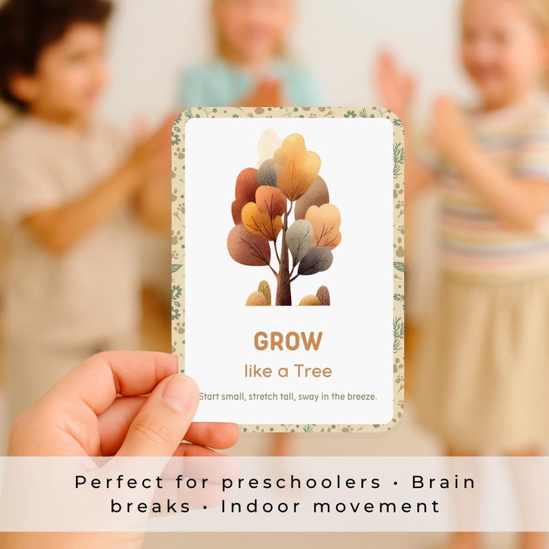 K&ouml;nnte beinhalten: Eine rechteckige Karte mit einer Aquarellillustration eines Baumes mit braunen, orangefarbenen und gelben Bl&auml;ttern. Das Wort &bdquo;GROW&ldquo; steht unten, darunter der Text &bdquo;like a Tree&ldquo;. Die Karte wird vor drei Kindern gehalten.