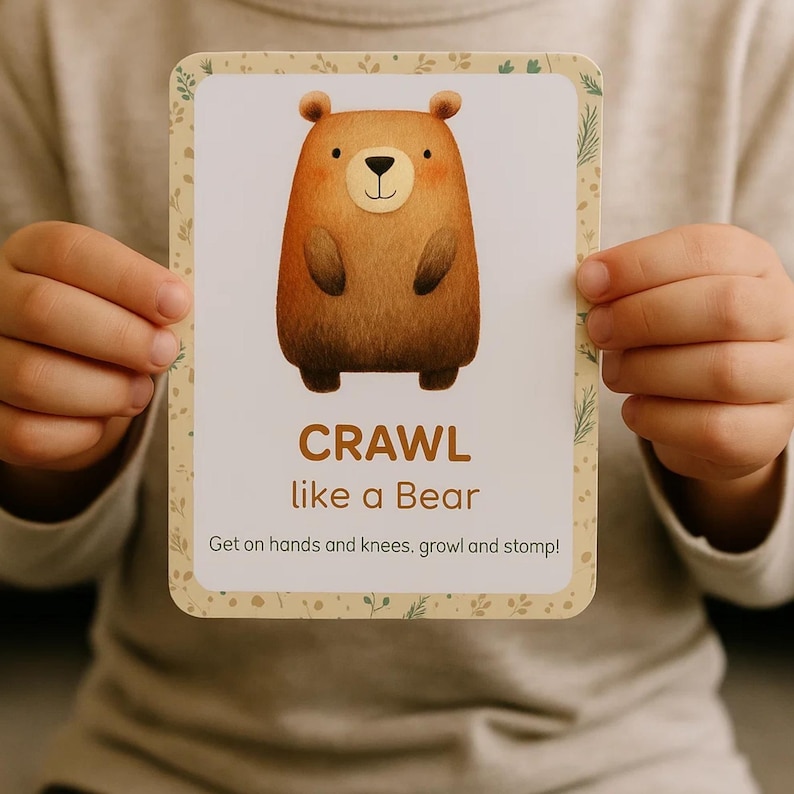 K&ouml;nnte beinhalten: Eine rechteckige Karte mit einer Cartoon-B&auml;ren-Illustration. Der B&auml;r ist braun mit einer schwarzen Nase und Augen. Auf der Karte steht "CRAWL like a Bear" mit Anweisungen darunter. Die Karte hat einen dekorativen floralen Rand.