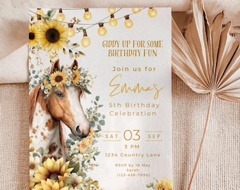 Puede incluir: Una invitación de cumpleaños con una ilustración de caballo, girasoles y luces de cadena. El texto dice "Giddy Up For Some Birthday Fun" y "Join us for Emma's 5th Birthday Celebration". La fecha es el 3 de septiembre.