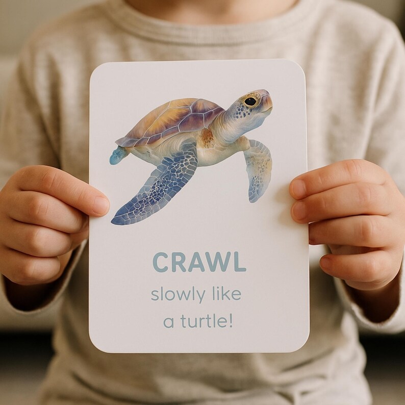 Puede incluir: Una tarjeta blanca con una ilustraci&oacute;n de una tortuga marina. La tortuga tiene un caparaz&oacute;n marr&oacute;n y azul y aletas azules. La tarjeta dice "CRAWL" encima del texto "slowly like a turtle!"