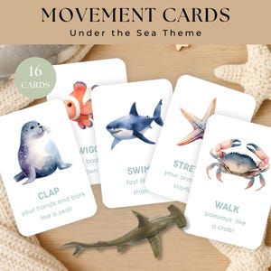 Puede incluir: Un conjunto de 16 "Tarjetas de Movimiento" con el tema "Bajo el Mar". Cada tarjeta presenta una ilustraci&oacute;n en acuarela de una criatura marina, como un tibur&oacute;n, un cangrejo o una estrella de mar, con una indicaci&oacute;n de acci&oacute;n. Las tarjetas est&aacute;n dise&ntilde;adas para el juego interactivo.