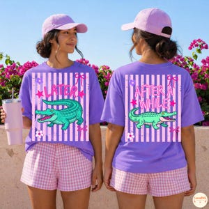 Peut inclure: Deux t-shirts violets avec un motif d'alligator de dessin animé. L'un dit "LATER" et l'autre "AFTER A WHILE". Les chemises ont des rayures verticales et des motifs floraux. Les modèles portent des shorts vichy roses et des casquettes lavande.