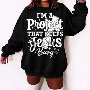 Soy un proyecto que mantiene a Jesús ocupado PNG, PNG cristiano divertido, coqueta religiosa moderna, camiseta de iglesia, PNG religioso, PNG de las Escrituras, Jesús PNG imagen 5