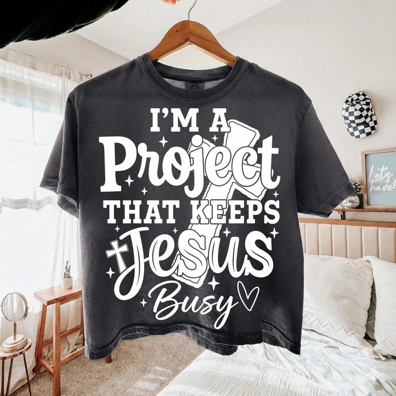 Soy un proyecto que mantiene a Jesús ocupado PNG, PNG cristiano divertido, coqueta religiosa moderna, camiseta de iglesia, PNG religioso, PNG de las Escrituras, Jesús PNG imagen 2
