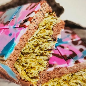 Dubai Chocolate Bar: Pistachio Cream & Kadayif Filling